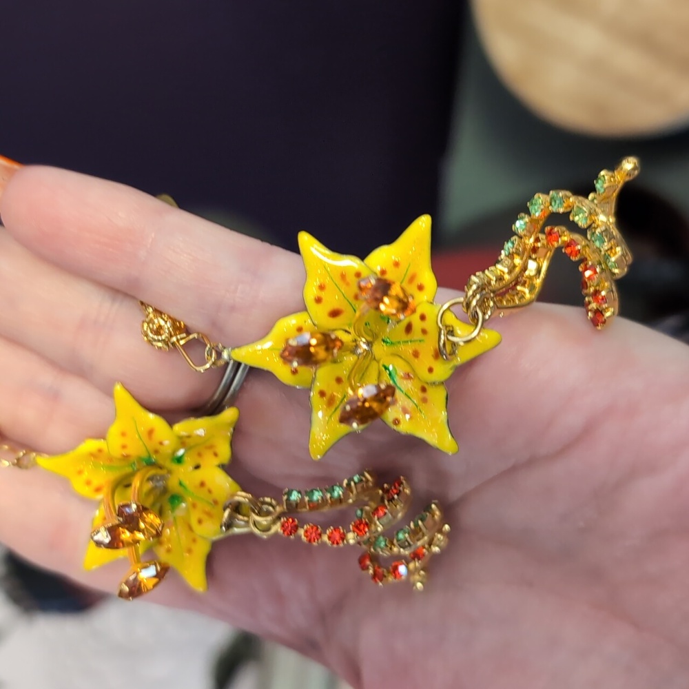 Rare LATR Tiger Lilly Sculpted Vintage Earrings - Picture 3 of 10